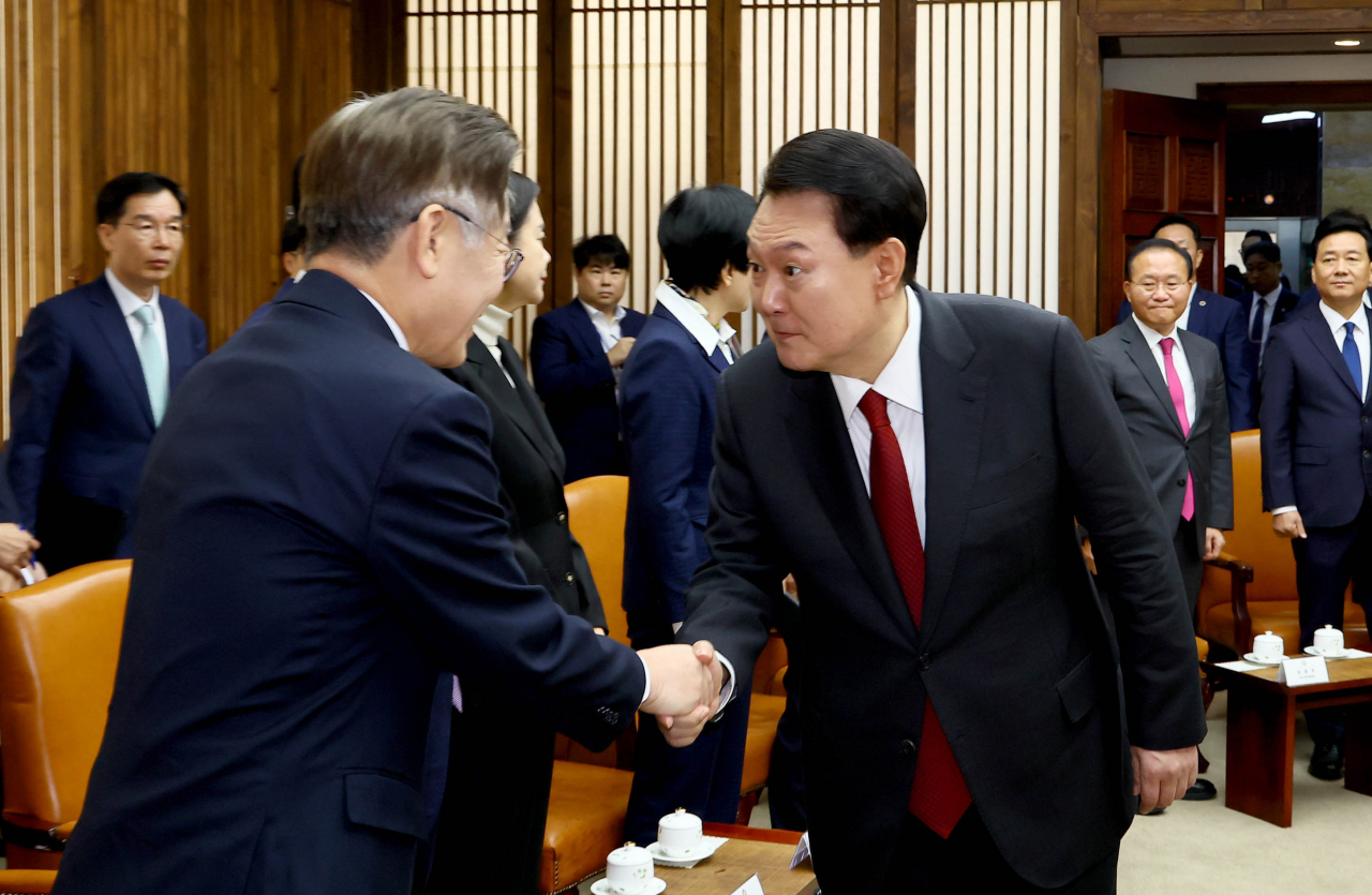 2024년도 예산안 및 기금운용계획안 대통령 시정연설을 위해 국회를 찾은 윤석열 대통령이 31일 국회 의장실에서 열린 국회 의장단, 여야대표, 5부 요인과의 사전 환담에서 더불어민주당 이재명 대표와 인사하고 있다. [연합]