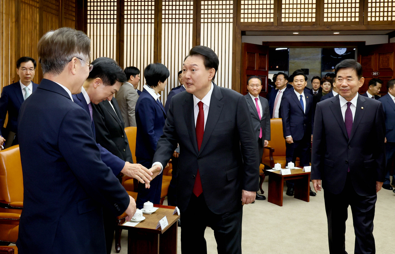 윤석열 대통령이 31일 2024년도 예산안 및 기금운용계획안 대통령 시정연설을 위해 국회를 방문, 의장실에서 열린 국회 의장단, 여야대표, 5부요인과의 사전 환담에 앞서 김기현 국민의힘 대표, 이재명 더불어민주당 대표와 차례로 인사하고 있다. [연합]