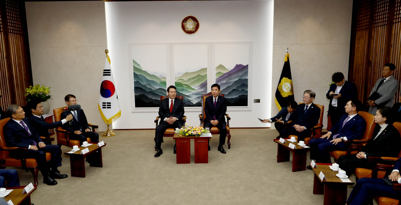 2024년도 예산안 및 기금운용계획안 대통령 시정연설을 위해 국회를 찾은 윤석열 대통령이 31일 국회 의장실에서 열린 국회 의장단, 여야대표, 5부요인과의 사전 환담에서 김진표 국회의장, 김기현 국민의힘 대표, 이재명 더불어민주당 대표, 안철상 대법원장 권한대행 등과 이야기를 나누고 있다. [연합]