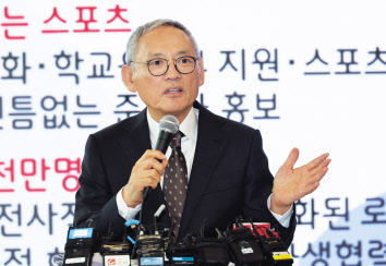 유인촌 문화체육관광부 장관이 30일 서울 서대문구 모두예술극장에서 열린 출입 기자 간담회에서 인사말을 하고 있다. [연합]