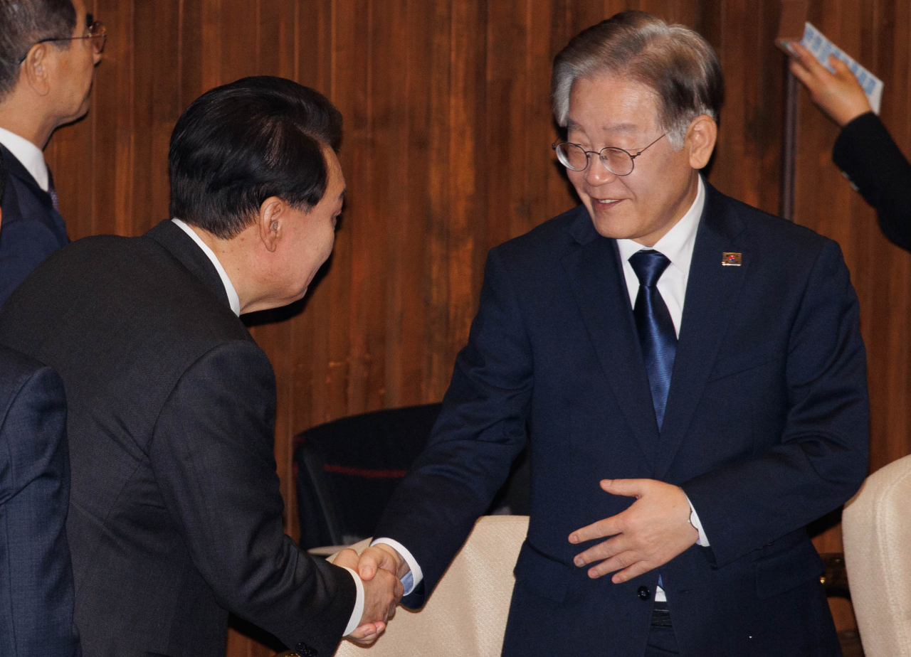 윤석열 대통령이 31일 국회에서 2024년도 예산안 및 기금운용계획안 시정 연설 전 더불어민주당 이재명 대표와 인사하고 있다. [연합]