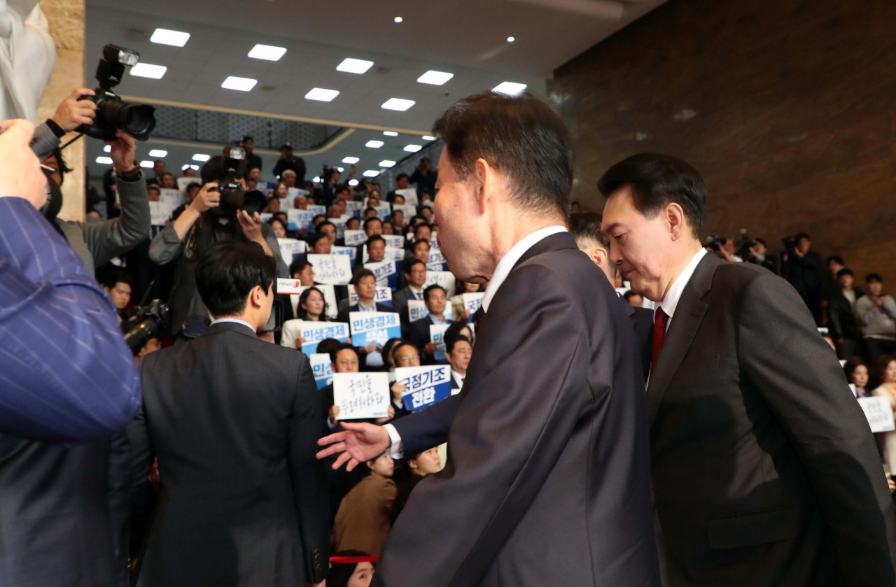 윤석열 대통령이 31일 2024년도 예산안 및 기금운용계획안 시정 연설을 위해 국회에 도착, 김진표 국회의장의 영접을 받고 있다. [연합]