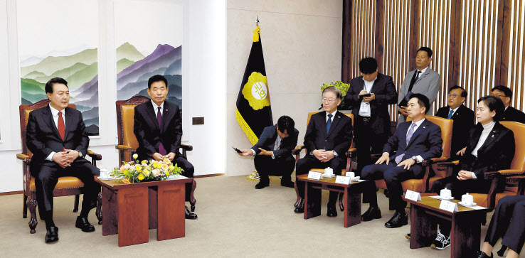 31일 내년도 정부예산안에 대한 시정연설을 위해 국회를 찾은 윤석열 대통령이 국회의장실에서 열린 5부 요인 및 여야 지도부와의 사전환담에서 김진표 국회의장, 이재명 더불어민주당 대표, 김기현 국민의힘 대표, 이정미 정의당 대표 등과 이야기를 나누고 있다. [연합]