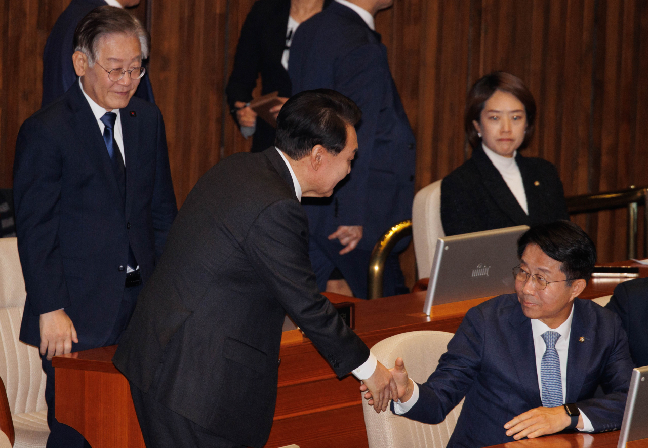 윤석열 대통령이 31일 국회에서 2024년도 예산안 및 기금운용계획안 시정 연설 전 조정식 더불어민주당 의원 등과 인사하고 있다. [연합]