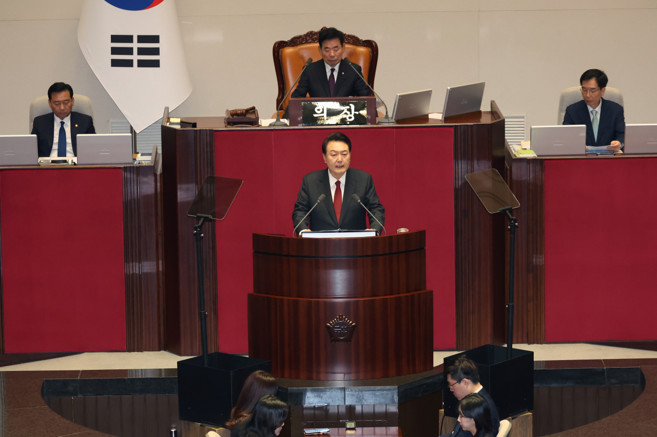 윤석열 대통령이 31일 서울 여의도 국회 본회의장에서 2024년도 예산안에 대한 시정연설을 하고 있다. [연합]