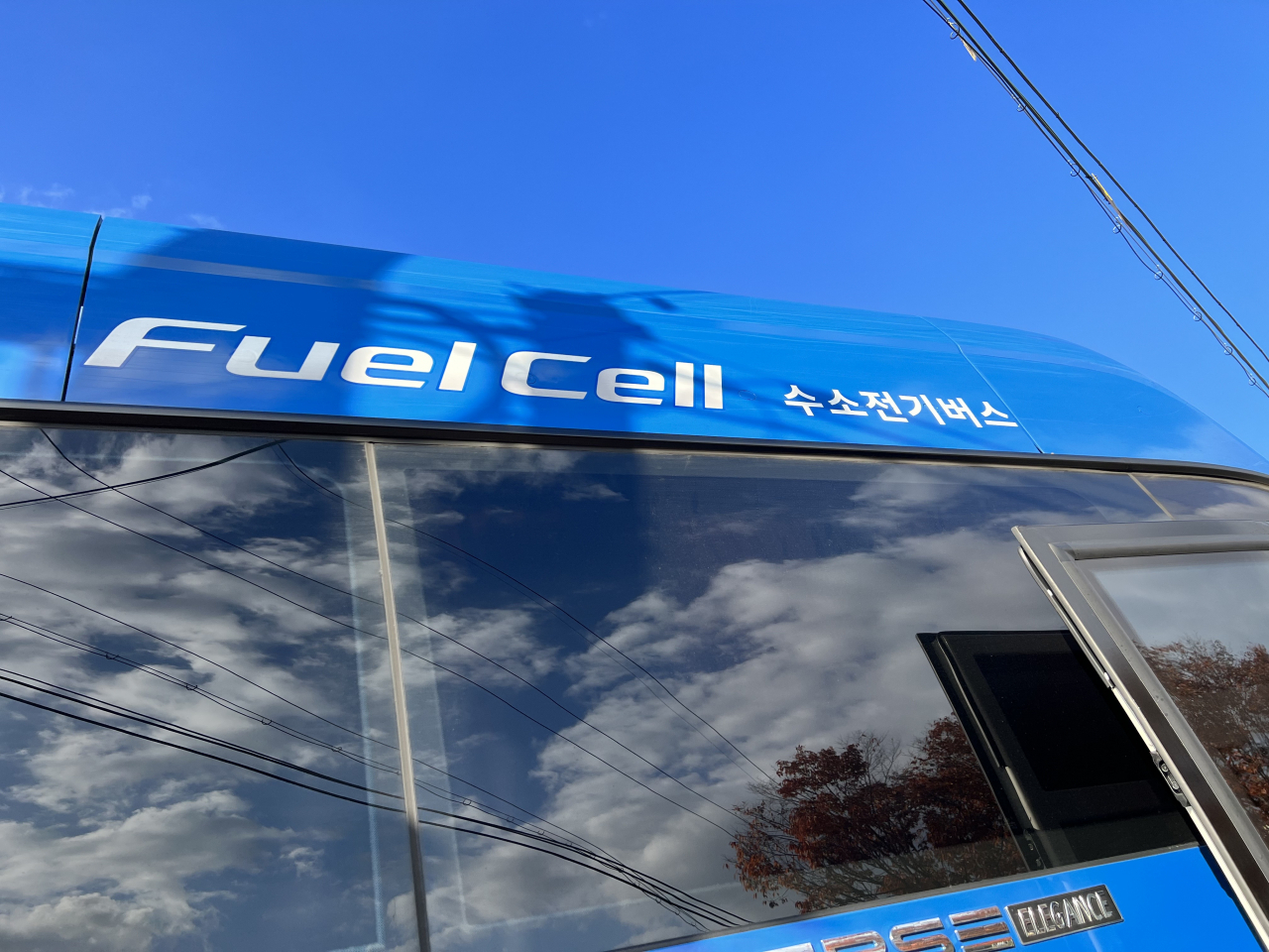 지난 27일 서울 광화문 인근에서 대기하고 있는 수소버스의 외관에 ‘퓨얼셀(Fuel Cell)’이라고 적혀 있다. 김은희 기자