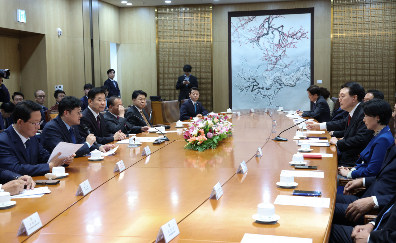 윤석열 대통령이 31일 국회에서 2024년도 예산안 및 기금운용계획안 대통령 시정연설을 마친 뒤 가진 국회 상임위원장단 및 여야 원내대표와의 간담회에서 더불어민주당 홍익표 원내대표의 발언을 경청하고 있다. [연합]