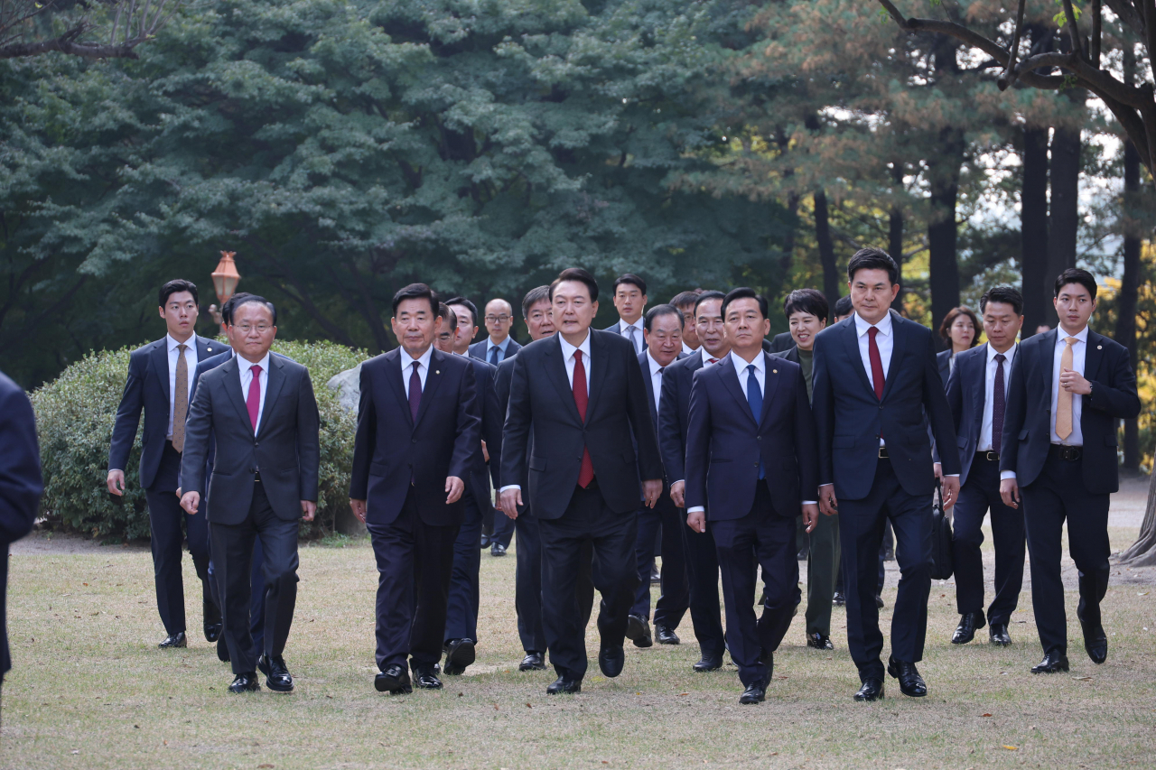 2024년도 예산안 및 기금운용계획안 대통령 시정연설을 마친 윤석열 대통령이 31일 국회에서 상임위원장단 및 여야 원내대표들과 함께 오찬하기 위해 사랑재로 이동하고 있다. [연합]
