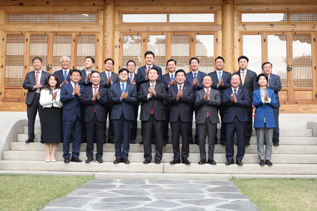 2024년도 예산안 및 기금운용계획안 시정연설을 마친 윤석열 대통령이 31일 국회 사랑재에서 열린 국회 상임위원장단 및 여야 원내대표와의 오찬에서 함께 기념촬영을 하고 있다. [연합]