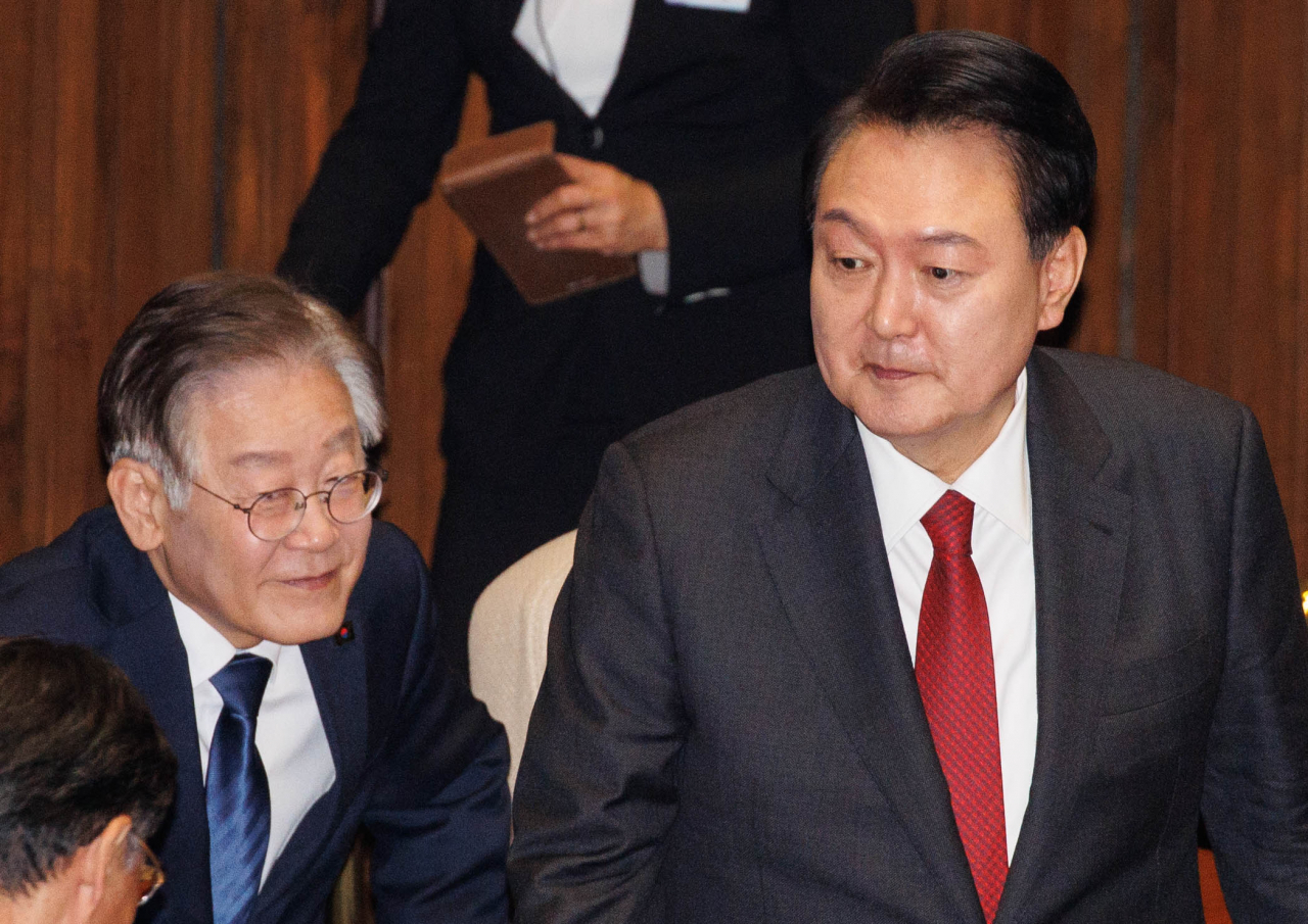 윤석열 대통령이 31일 오전 서울 여의도 국회에서 열린 내년도 예산안에 대한 정부의 시정연설에 참석하고 있다. 왼쪽은 이재명 더불어민주당 대표. [연합]