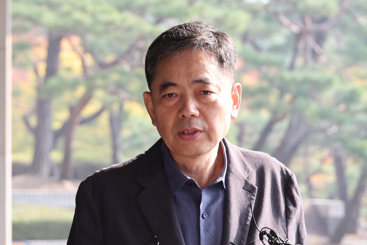'50억 클럽' 의혹으로 수사를 받는 곽상도 국민의힘 전 의원이 지난 10월 25일 오전 피의자 신분으로 조사를 받기 위해 서울 서초동 서울중앙지검으로 들어가며 취재진의 질문에 답하고 있다. [연합]