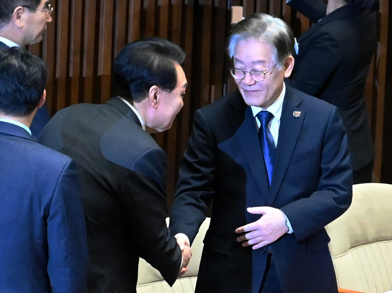 31일 오전 2024년도 예산안 및 기금운용계획안에 대한 시정연설을 위해 국회를 찾은 윤석열 대통령이 본회의장에 들어서며 이재명 더불어민주당 대표와 악수하고 있다. [연합]