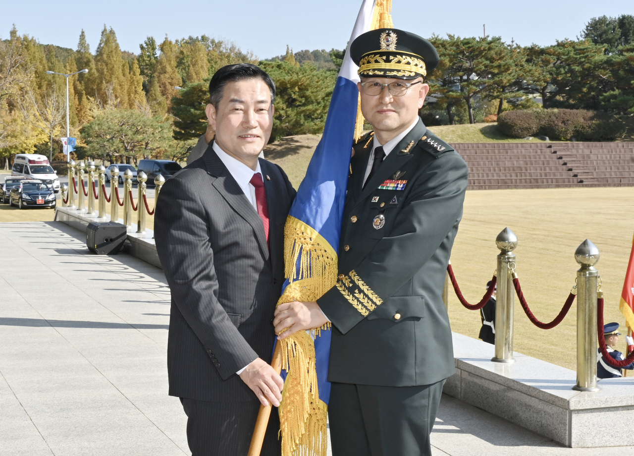 신임 박안수 육군참모총장이 신원식 국방부장관으로부터 부대기를 수여 받고 있다.[육군 제공]