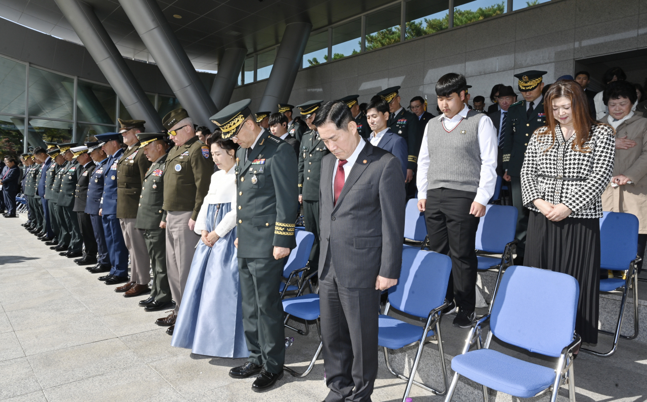 신원식 국방부 장관은 31일 열린 각 군 참모총장 이취임식에서 단상 1열에 빈 의자를 마련하고 무명용사와 호국영령을 위한 자리라고 소개했다.[육군 제공]