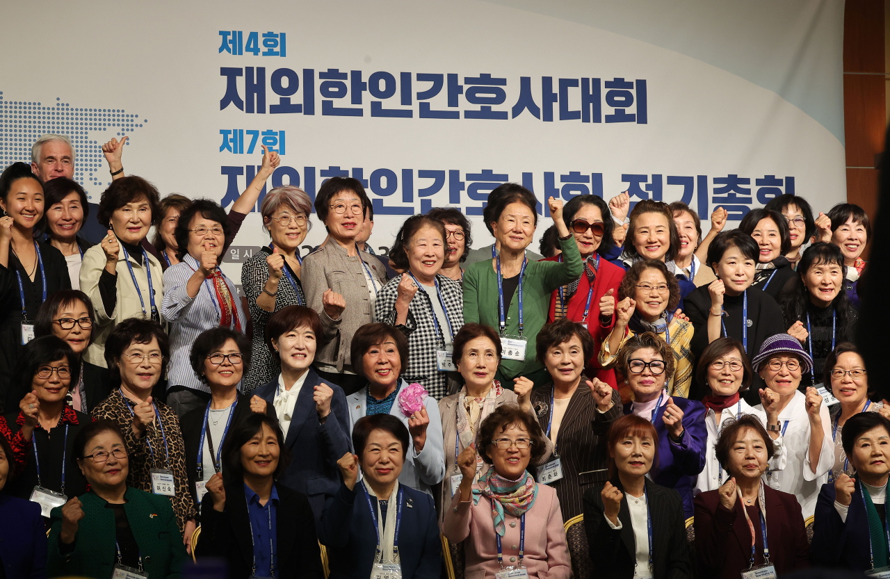 31일 서울 용산구 백범김구기념관에서 열린 대한간호협회 제4회 재외한인간호사대회에서 참석자들이 기념촬영을 하고 있다. [연합]