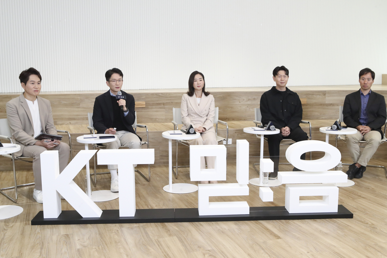 Choi Joon-ki (second from left), head of the AI and big data business unit at KT, and Bae Soon-min (center), head of the AI2XL research lab at KT, discuss the company's new large language model, Mi:dm, during a press conference in Seoul, Tuesday, along with CEOs from partnering firms. (KT Corp.)