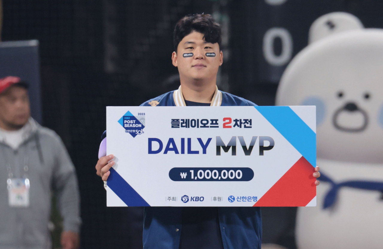 데일리 MVP로 선정된 NC 선발투수 신민혁이 기념촬영을 하고 있다. 연합뉴스