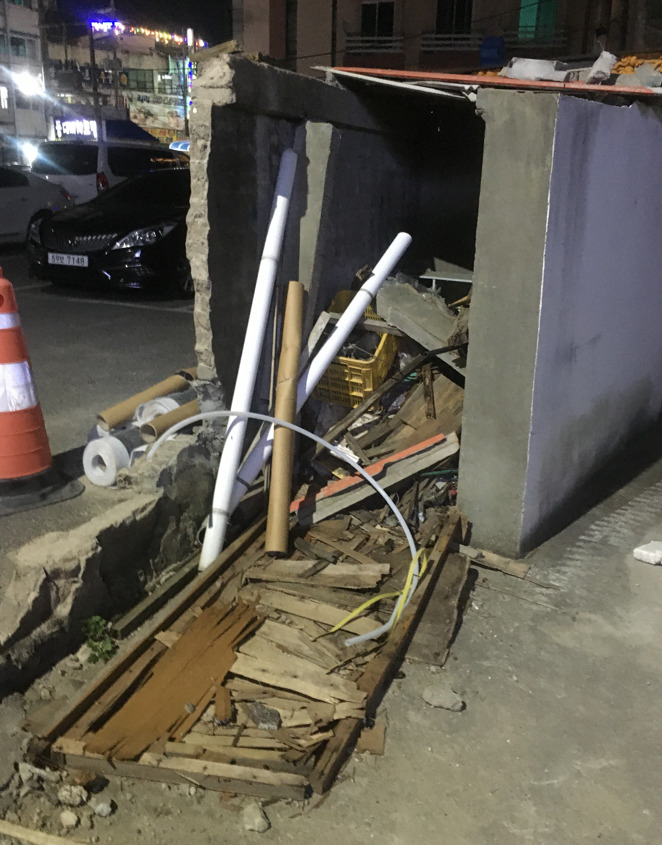 상하수관 천공으로 부너진 주인없는 창고, 민원제기해도 묵묵부답이다,