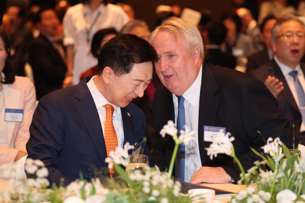 김기현 국민의힘 대표(왼쪽)와 인요한 혁신위원장이 지난달 31일 오전 서울의 한 호텔에서 열린 제55회 대한민국 국가조찬기도회에서 대화를 나누고 있다. [연합]