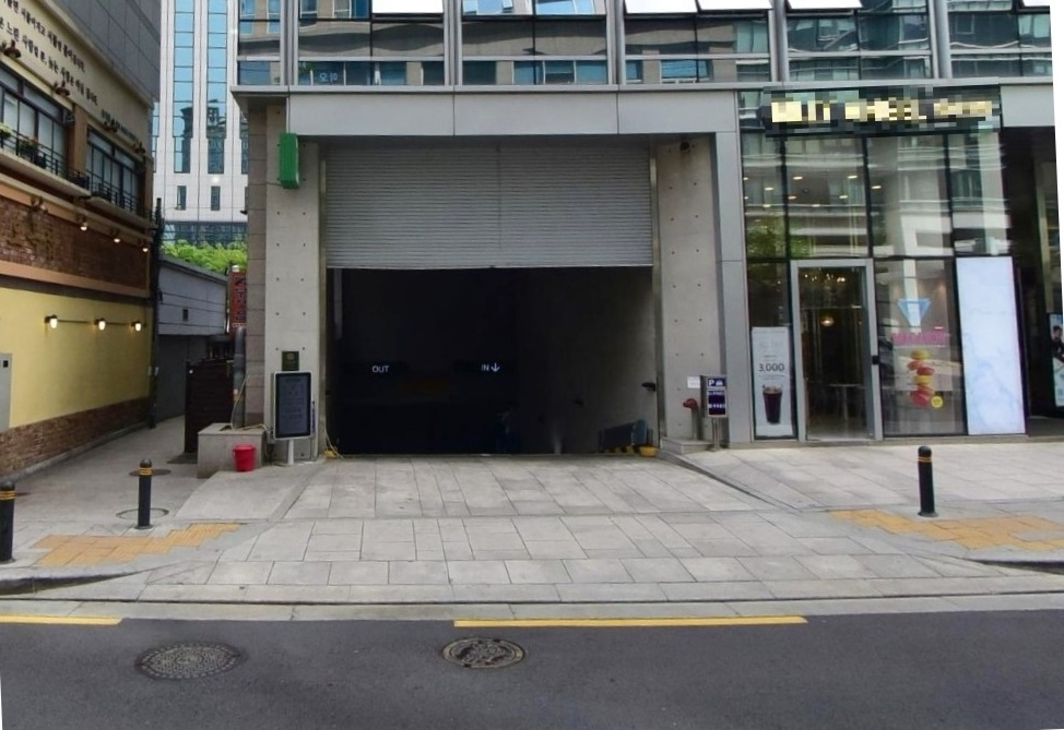 종로구 한 차량 진출입로의 모습. [종로구 제공]