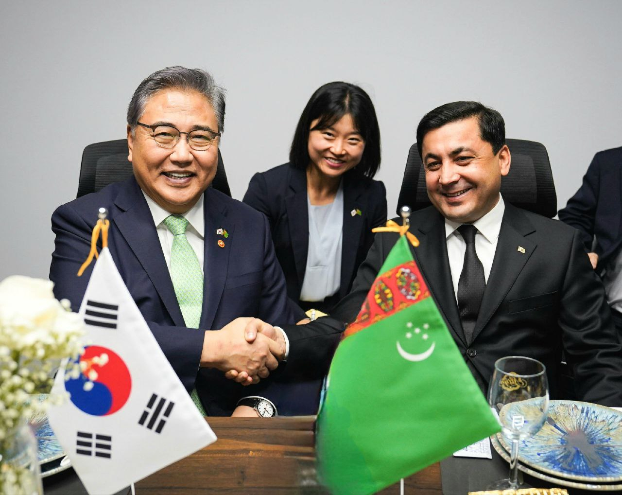 투르크메니스탄을 공식 방문 중인 박진 외교부 장관(왼쪽)은 31일(현지시간) 바이무라트 안나맘마메도프 건설·산업 부총리를 면담하고 투르크메니스탄에 진출한 우리 기업의 애로사항과 에너지·플랜트 분야 프로젝트 수주 문제를 협의했다. 이번 면담은 안나맘메도프 부총리의 요청으로 대우건설 아시가바트 지사 개소 현장에서 이뤄졌다. [외교부 제공]
