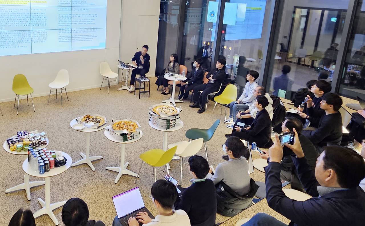 SK㈜ C&C가 개최한 ‘금융 통신 제조 등 실 적용 사례 기반 프롬프트 활용 밋업’ 행사에서 참석자들이 발표를 듣고 있다. [SK㈜ C&C 제공]