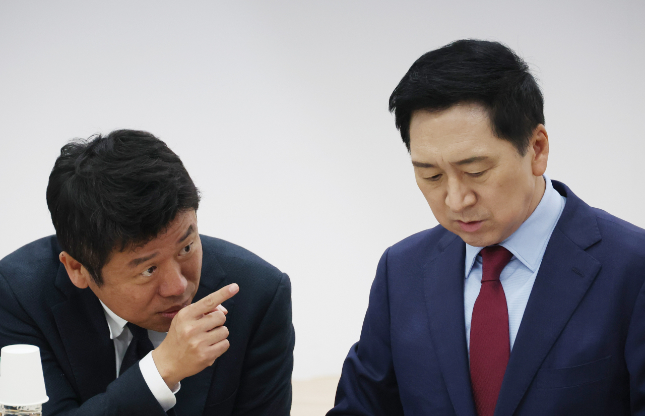 김기현 국민의힘 대표(오른쪽)가 지난달 30일 김포골드라인을 관리하는 김포한강차량기지에서 연 수도권 신도시 교통대책 마련 간담회에서 유의동 정책위의장과 대화하고 있다. [연합]