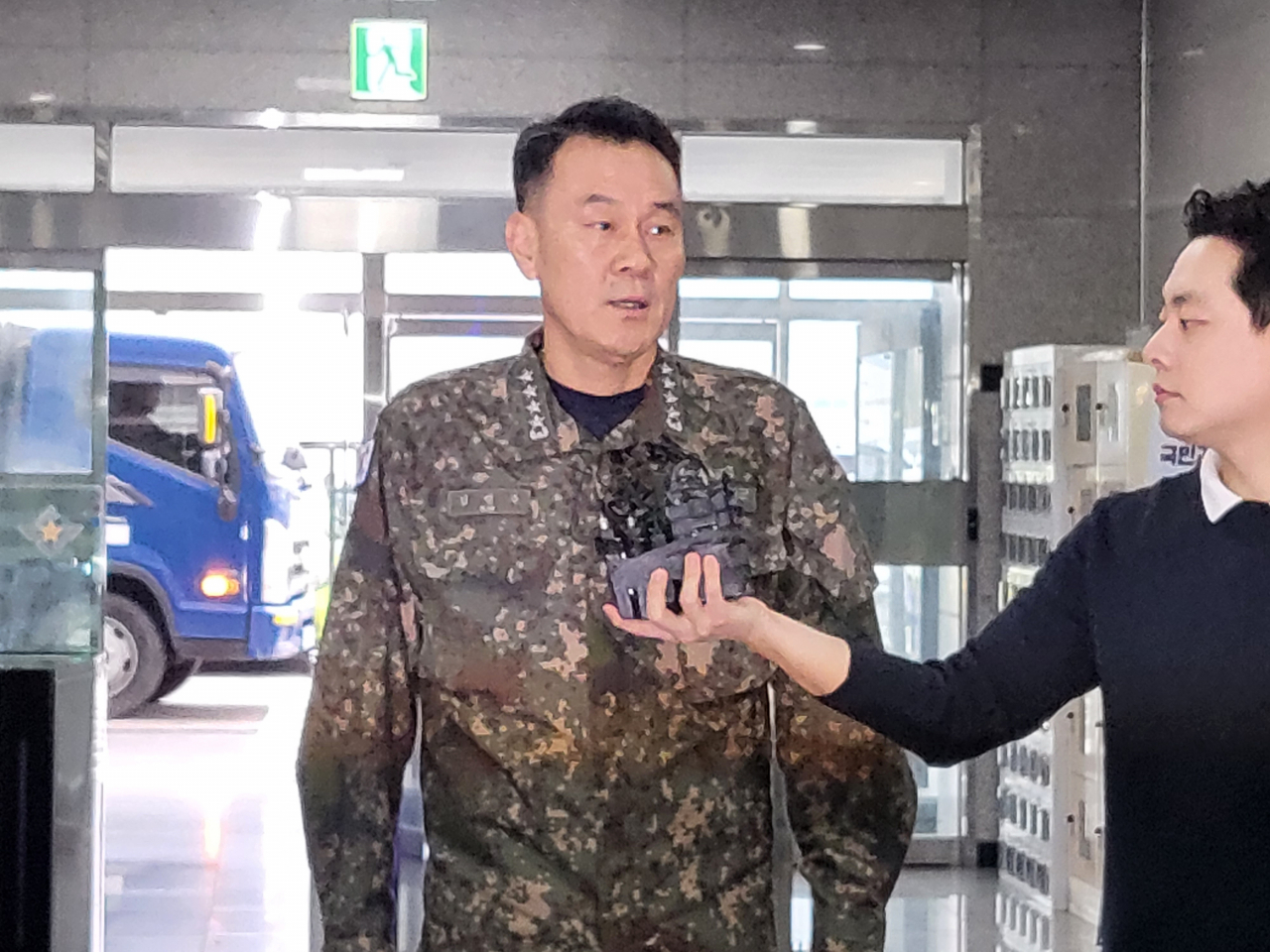 김명수 합참의장 후보자가 일부에서 제기된 타군 작전 이해에 대한 우려에 대해 “작전은 혼자가 아닌 팀이 한다”며 “참모와 함께 지혜를 모아 현명한 방책을 찾겠다”고 밝혔다.오상현 기자