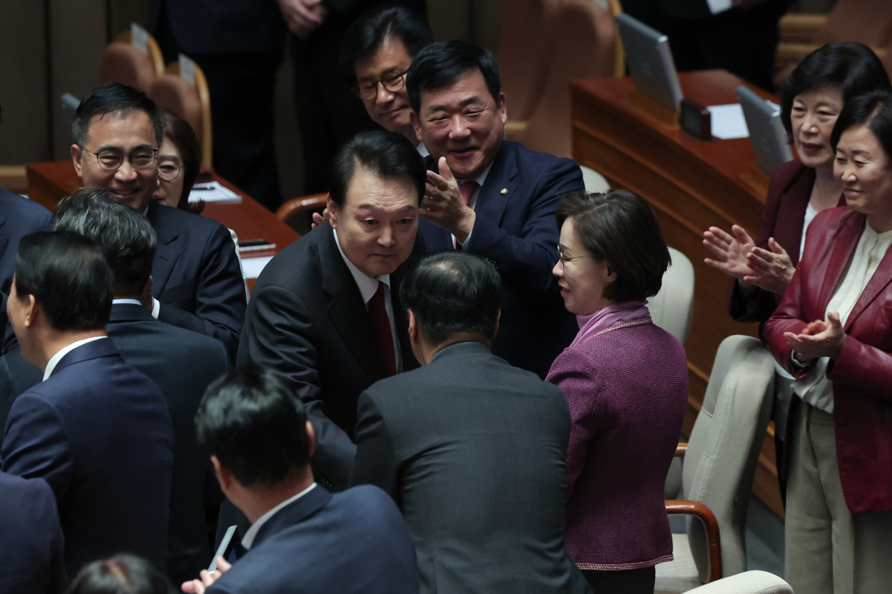 윤석열 대통령이 지난달 31일 국회 본회의에서 2024년도 예산안 및 기금운용계획안 시정연설을 마친 뒤 퇴장하며 의원들과 악수하고 있다. [연합]