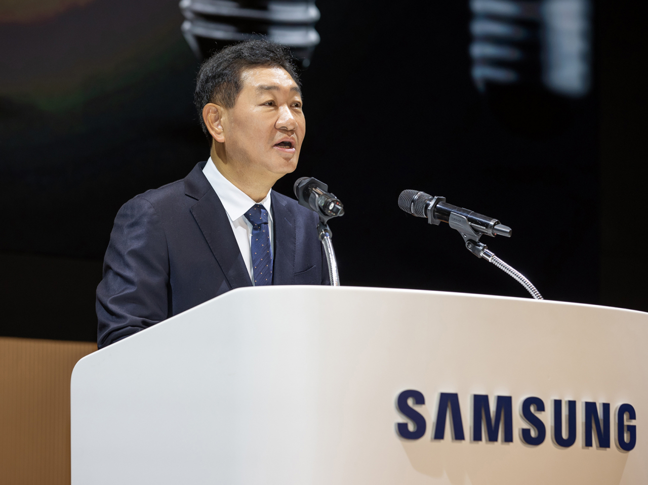 11월 1일 삼성전자 수원 디지털시티에서 열린 삼성전자 창립 54주년 기념식에서 기념사를 전하는 한종희 대표이사 부회장 [삼성전자 제공]