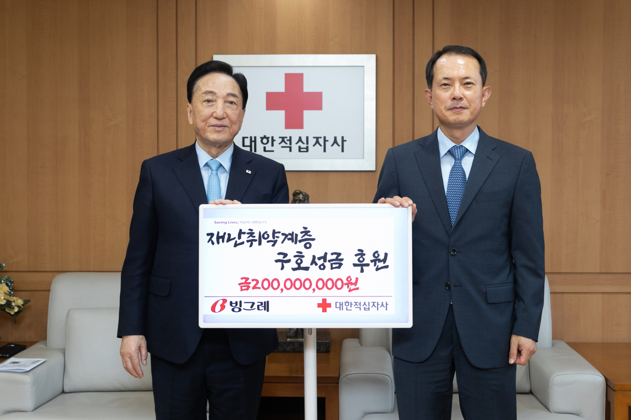 김철수(왼쪽) 대한적십자사 회장과 전창원 빙그레 대표이사 사장 [빙그레 제공]