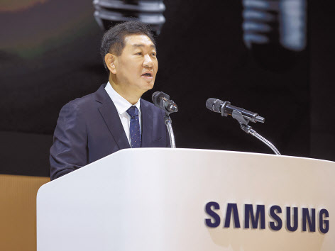 한종희 삼성전자 대표이사 부회장이 1일 삼성전자 수원 디지털시티에서 열린 삼성전자 창립 54주년 기념식에서 기념사를 하고 있다. [삼성전자 제공]