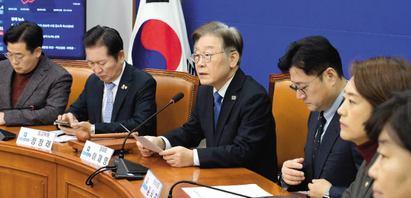국회의 내년도 정부 예산안 심사가 1일 본격적으로 시작된 가운데, ‘건전재정’을 내세운 여당과 ‘재정민주화’를 강조하는 야당의 치열한 논쟁이 이어질 것으로 전망된다. 김기현 국민의힘 대표가 지난달 31일 국회 본회의장에서 열린 내년도 예산안 대통령 시정연설에 참석해 이만희 사무총장과 대화하고 있다(위쪽 사진). 이재명 더불어민주당 대표가 1일 국회에서 열린 최고위원회의에 참석해 모두발언을 하고 있다. [연합]·이상섭 기자