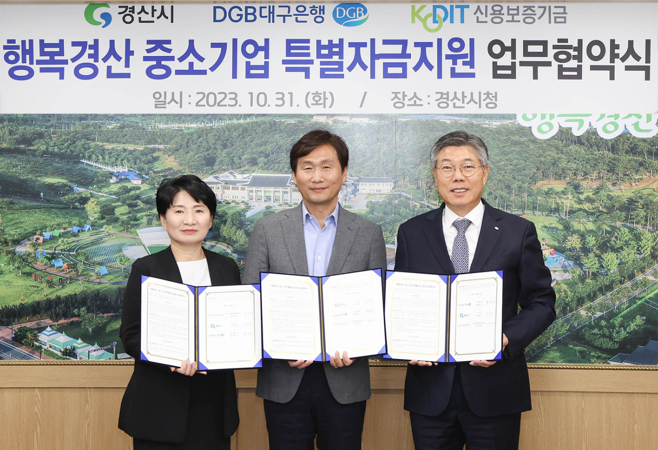 대구은행이 경산시·신용보증기금과 업무협약을 체결했다고 1일 밝혔다. 황병우(오른쪽) 대구은행장, 조현일 경산시장, 권원정 신용보증기금 대구경북영업본부장이 협약식에 참석했다. [DGB대구은행 제공]