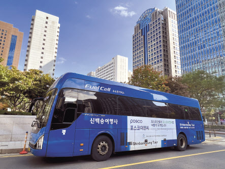 포스코이앤씨 직원의 통근버스로 활용되는 수소버스 내외부. 수소버스는 이산화탄소와 배기가스 대신 물을 배출해 탄소중립 달성을 이끌 키로 꼽힌다. 가다 서다를 반복하는 도심에서도 소음과 진동이 적어 조용하고 편안했다. 김은희 기자