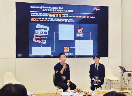 SK㈜ C&C가 개최한 ‘금융 통신 제조 등 실 적용 사례 기반 프롬프트 활용 밋업’ 행사에서 참석자들이 토론을 하고 있다. [SK㈜ C&C 제공]