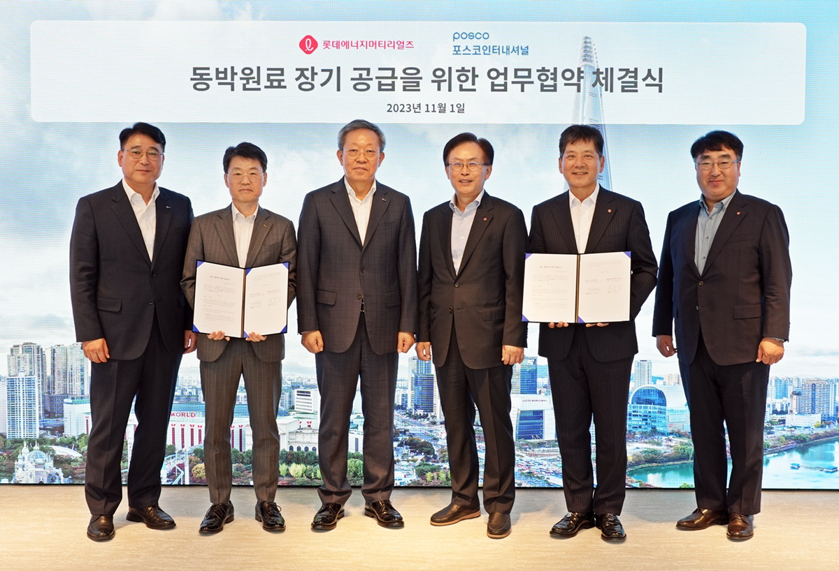 정탁(왼쪽 세번째) 포스코인터내셔널 부회장, 김교현(왼쪽 네번째) 롯데케미칼 부회장 등이 체결식 이후 기념사진을 촬영하고 있다. [롯데에너지머티리얼즈 제공]