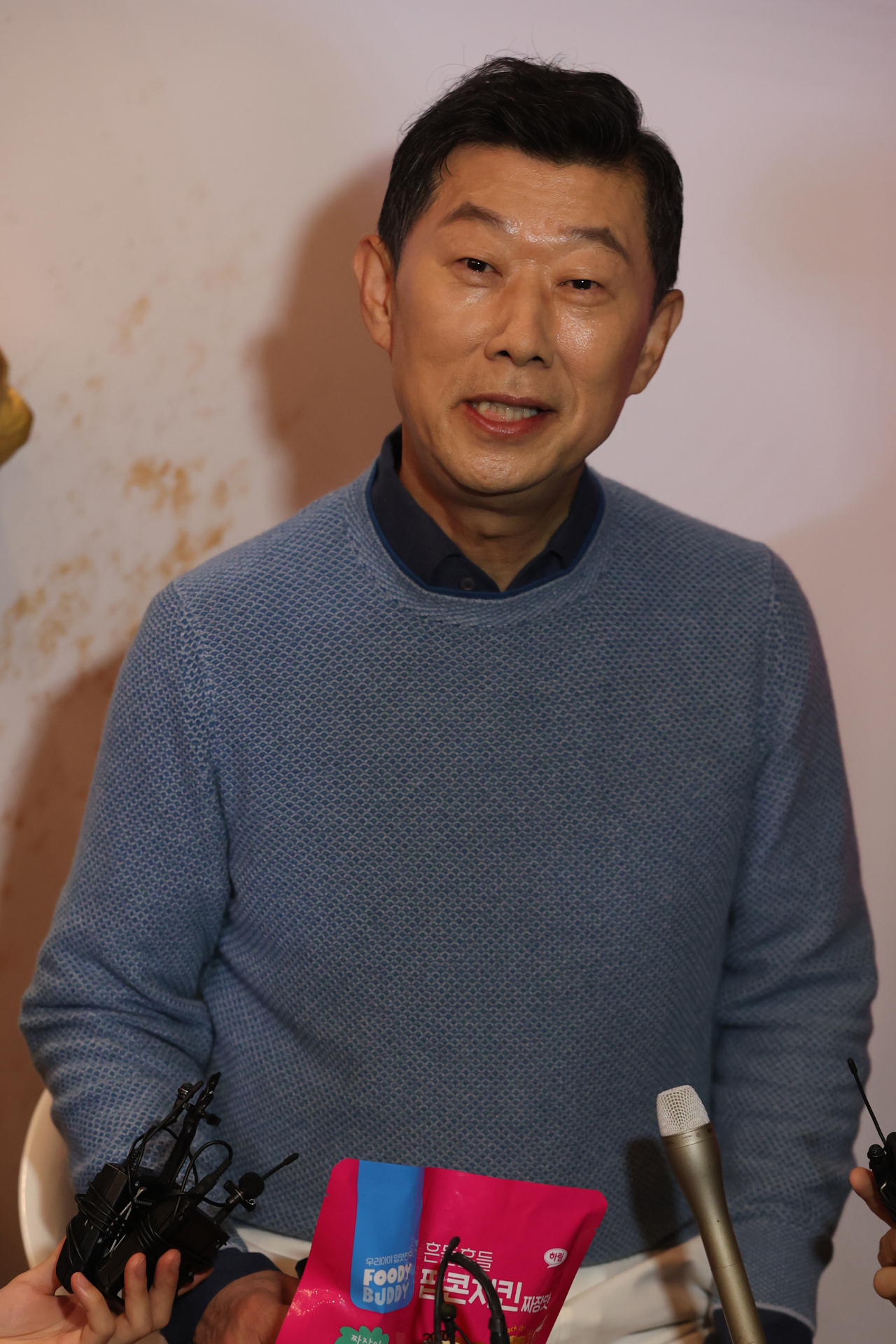 김홍국 하림그룹 회장이 1일 오전 서울 강남구 CGV청담씨네시티에서 열린 ‘푸디버디’ 브랜드 론칭 행사에서 인터뷰를 하고 있다. [연합]