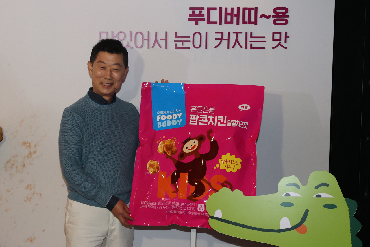 김홍국 하림그룹 회장이 1일 오전 서울 강남구 CGV청담씨네시티에서 열린 ‘푸디버디’ 브랜드 론칭 행사에서 포즈를 취하고 있다. [연합]