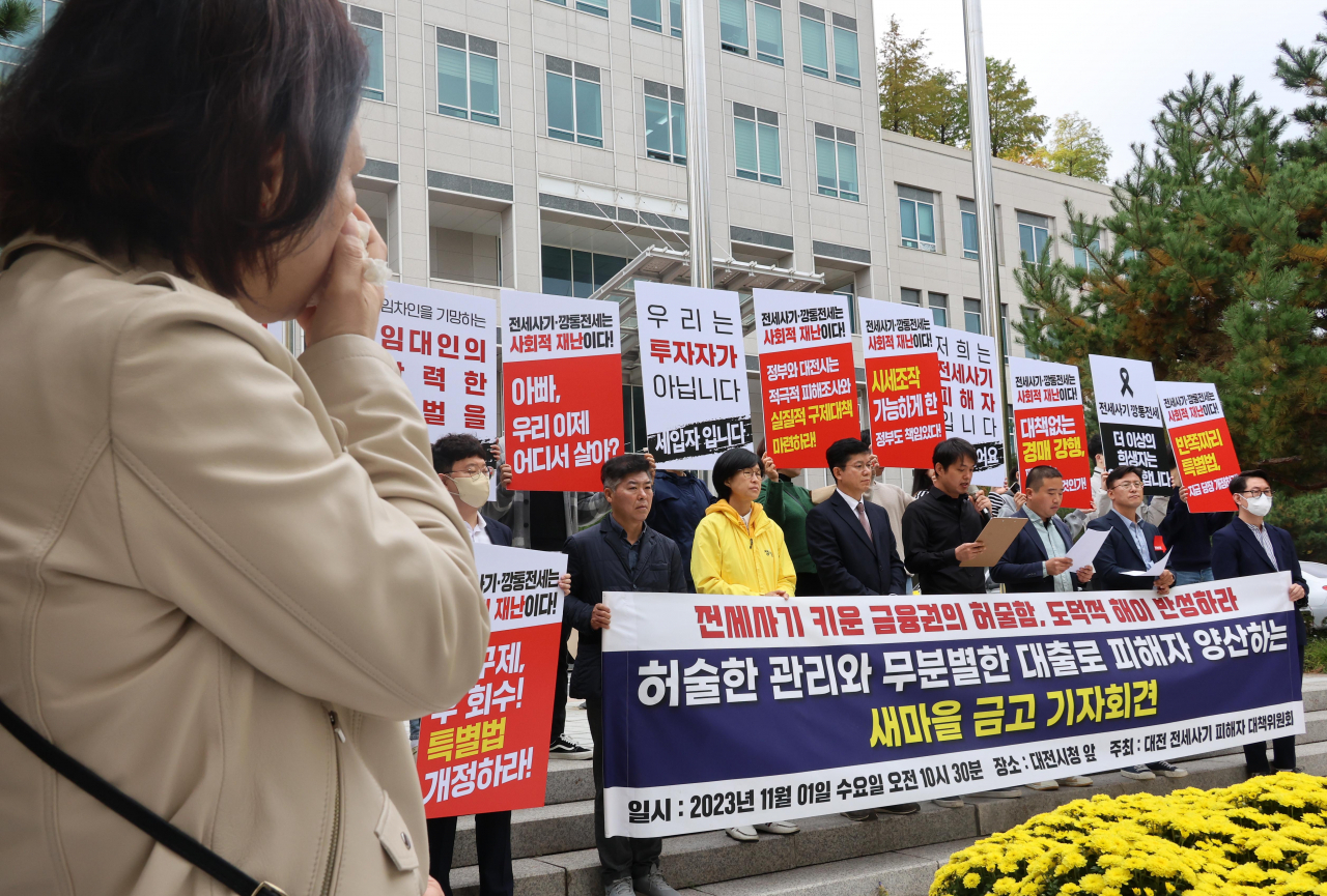 대전 전세사기 피해자 대책위원회가 1일 오전 대전시 서구 둔산동 대전시청 앞에서 전세사기 피해 관련 기자회견을 하고 있다. [연합]