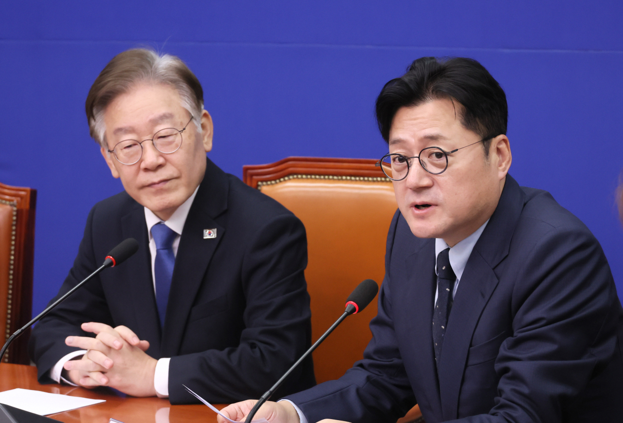 홍익표 더불어민주당 원내대표가 1일 국회에서 열린 최고위원회의에서 발언하고 있다. 왼쪽은 이재명 대표. [연합]