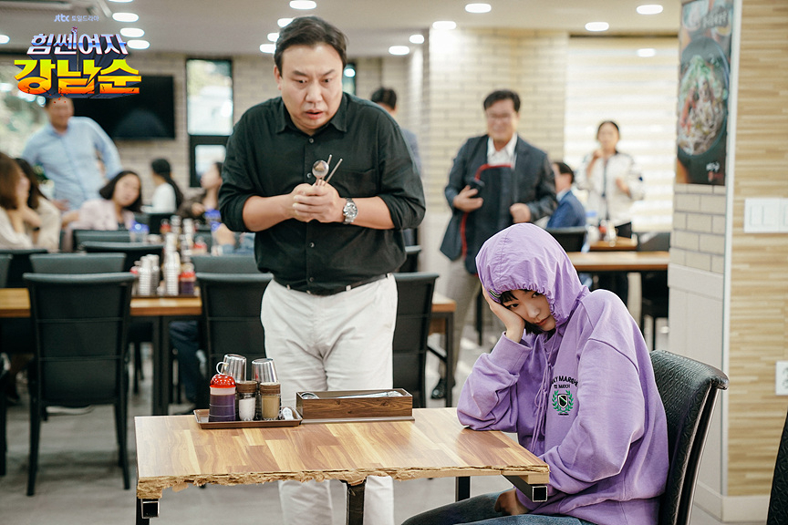 Lee Yoo-mi (right) plays Nam-soon, who is gifted with superhuman strength, in "Strong Girl Nam-soon." (JTBC)