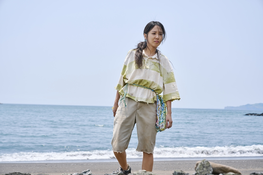Park Eun-bin leads "Castaway Diva" as Mok-ha, who aspires to be a diva. (tvN)