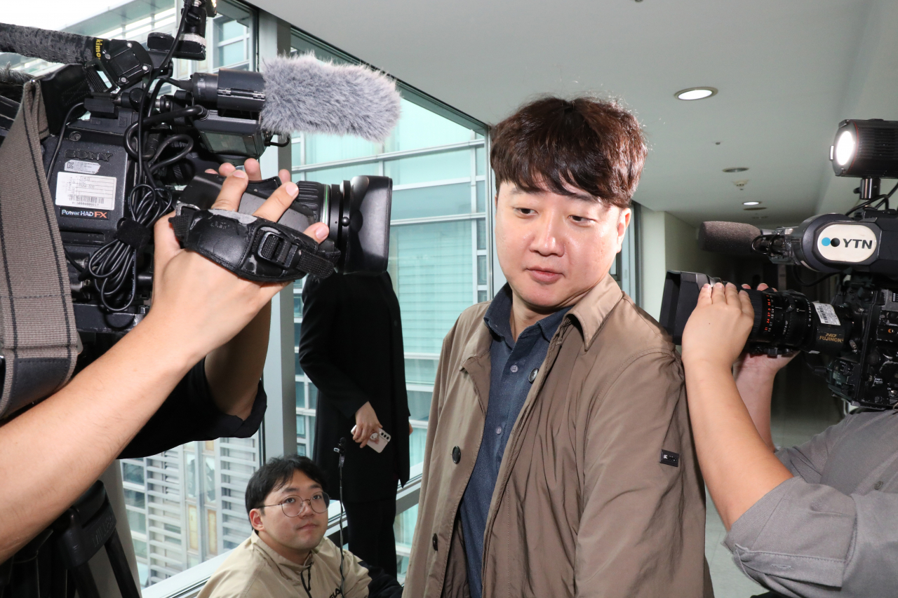 이준석 국민의힘 전 대표가 1일 김종인 전 비대위원장을 만나기 위해 서울 광화문 김 전 비대위원장의 사무실을 방문하고 있다. 연합뉴스