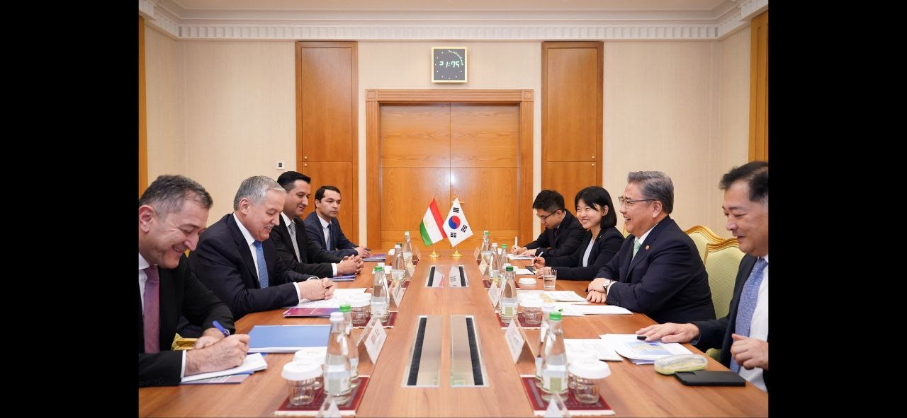 제16차 한-중앙아 협력 포럼 참석을 위해 투르크메니스탄을 공식 방문 중인 박진 외교부 장관이 31일(현지시간) 시로지딘 무흐리딘 타지키스탄 외교장관과 회담을 하고 있다. [외교부 제공]