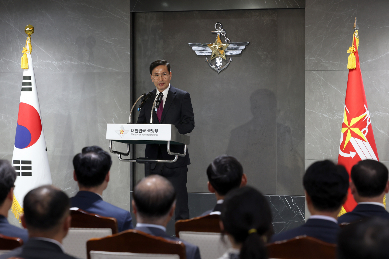 김선호 국방부 차관이 1일 국방부 기자실을 찾아 군 초급간부 복무여건 개선을 위한 군의 노력을 설명했다. 사진은 지난 19일 서울 용산구 국방부청사에서 열린 제44·45대 국방부 차관 퇴임 및 취임식에서 김선호 신임 국방부 차관이 취임사를 하고 있다. [연합]