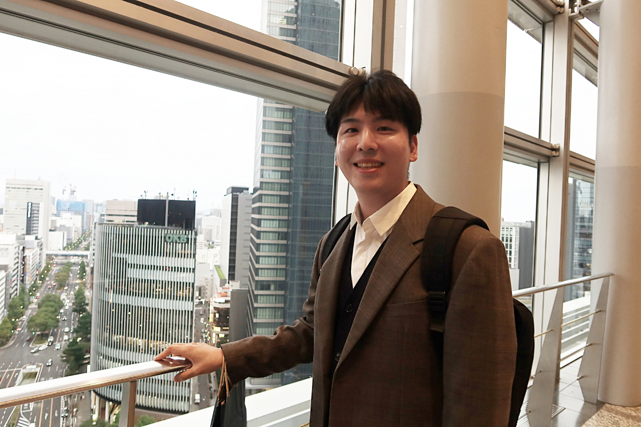 일본의 글로벌 자동차 기업에 재직 중인 김승진(27)씨가 지난달 14일 헤럴드경제와의 인터뷰 이후 사진을 찍고 있다. [안세연 기자]