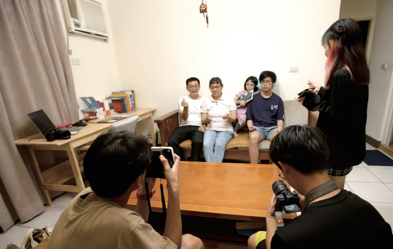 황니니(黃倪倪) 양 등 대만의 베트남계 2세 고등학생 5명이 ‘100팀의 이주민 가족사진 촬영’ 프로젝트를 진행했다. [대만 이민서 제공]