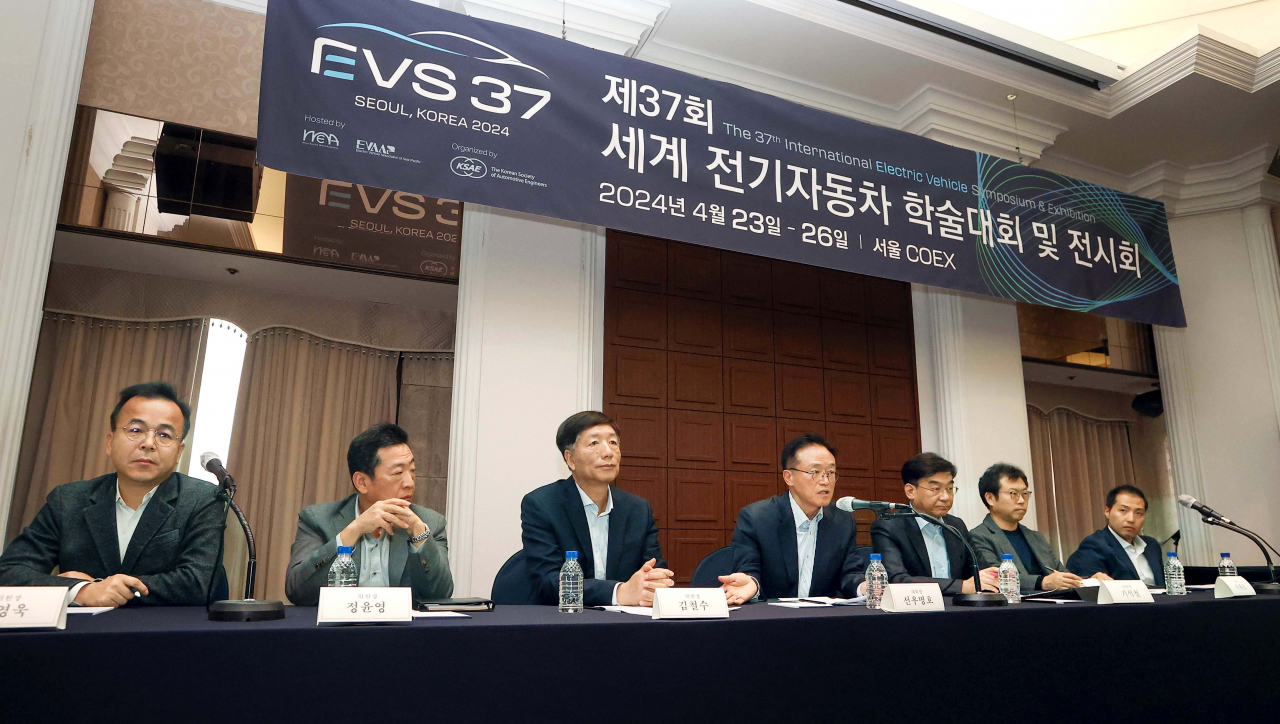 손영욱(왼쪽부터) 위원장, 정윤영 위원장, 김철수 위원장, 선우명호 대회장, 기석철 위원장, 이재조 위원, 황장연 위원. [EVS37 조직위 제공]