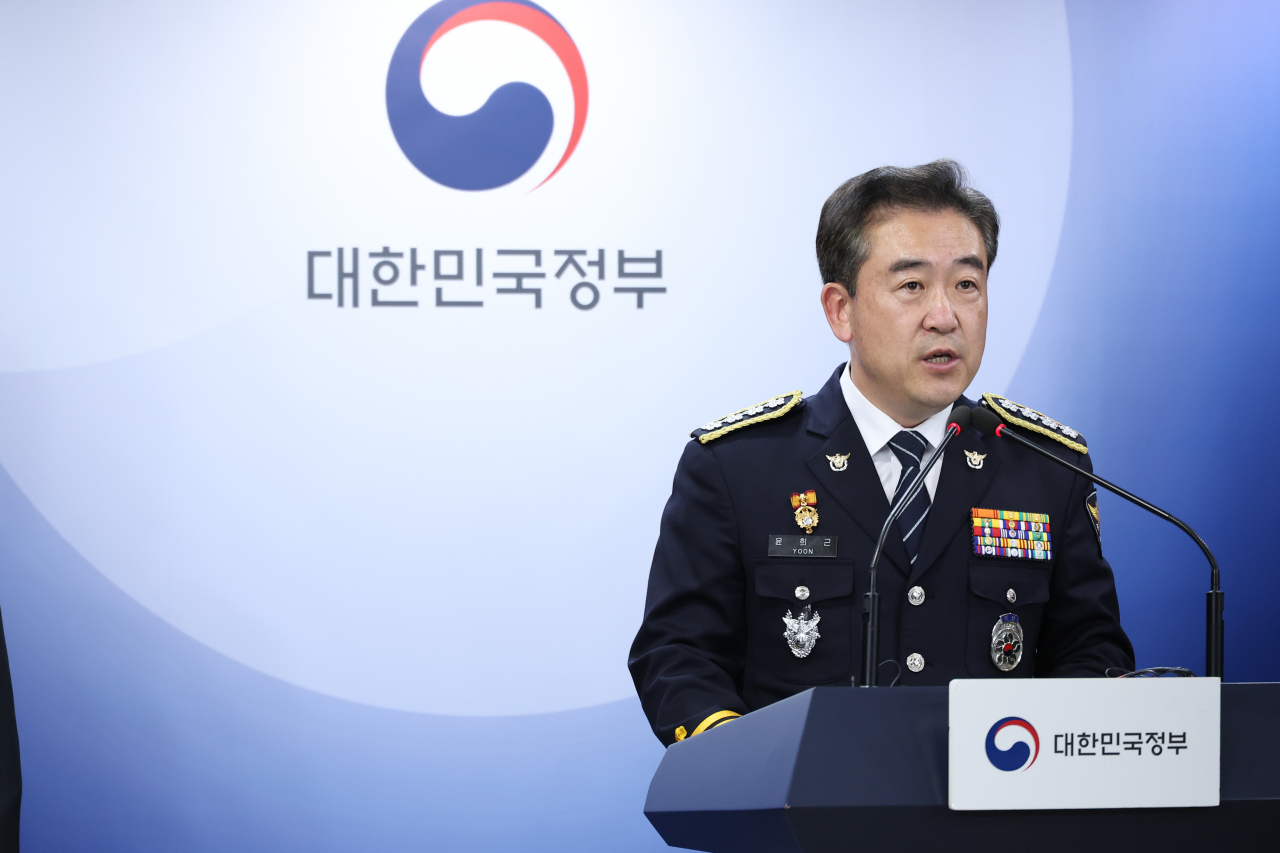 윤희근 경찰청장이 1일 오후 서울 종로구 정부서울청사에서 열린 전세 사기 발본색원 및 충실한 피해회복 지속 추진을 위한 관계부처 합동브리핑에 참석해 대책 방안을 발표하고 있다. [연합]